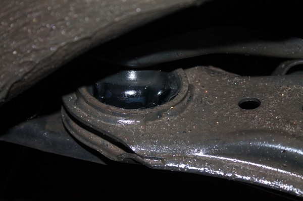 Диагностика и замена сайлентблоков нижних рычагов передней подвески Skoda Octavia Tour изображение 1