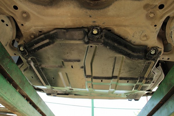 Снятие защиты двигателя Skoda Octavia Tour (Volkswagen Golf IV) изображение 1