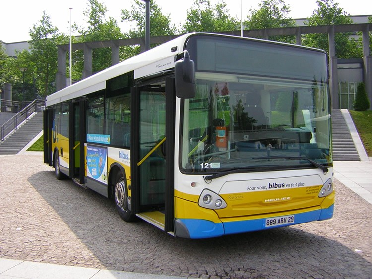 Один из современных городских автобусов Heuliez