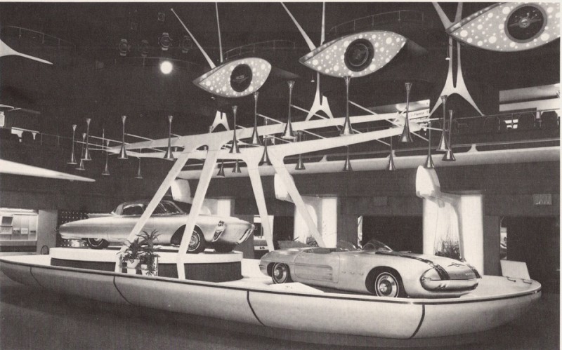 Oldsmobile Golden Rocket иPontiac Club de Mer на одном стенде на General Motors Motorama