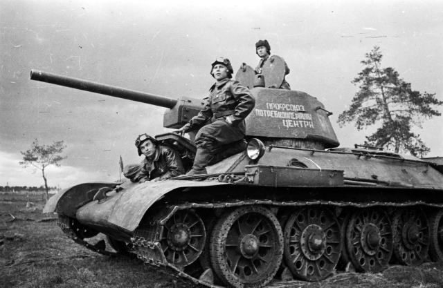 На фото: Экипаж танка Т-34 509-го отдельного огнеметного танкового батальона 31-й гвардейской огнеметной танковой бригады. На переднем плане командир орудия старшина Дмитрий Даниилович Зернов. Южный фронт, июнь-июль 1943 года.