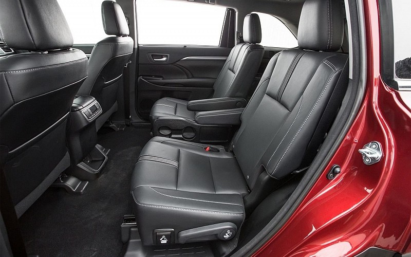 Второй ряд сидений обновлённой Toyota Highlander. Источник картинки avto-dny.ru