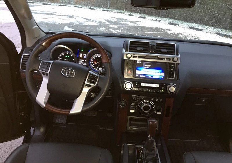 Передняя панель предыдущего Toyota Prado. Источник картинки auto.ru