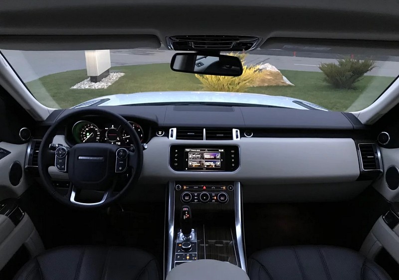Передняя панель Range Rover Sport второго поколения. Источник картинки povozcar.ru