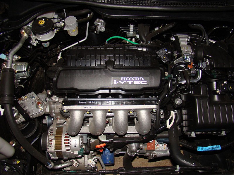 Двигатель Honda 1.3 i-VTEC под капотом Хонды Сивик. Источник фото Википедия
